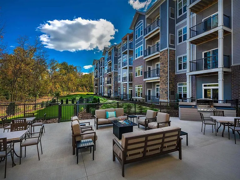 Oaks of Shorewood Apartments — Photo 24