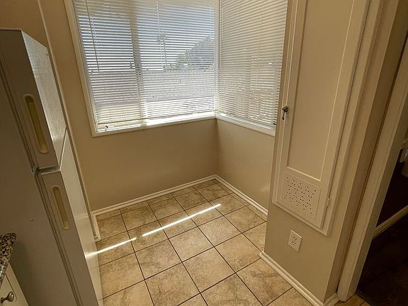 5th image of 945 E Mariposa St #16