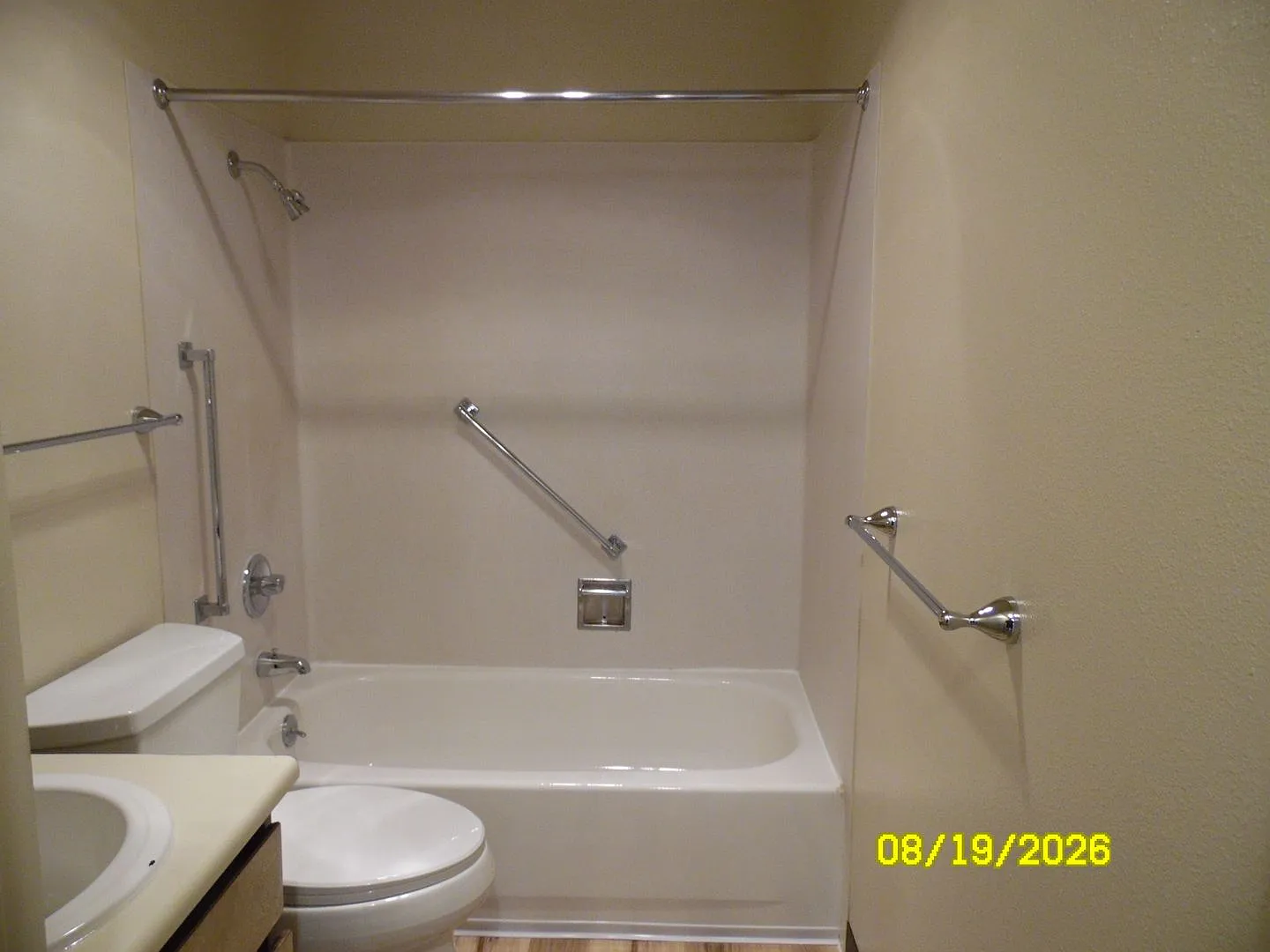 144 - Johnston Manor — Photo 2