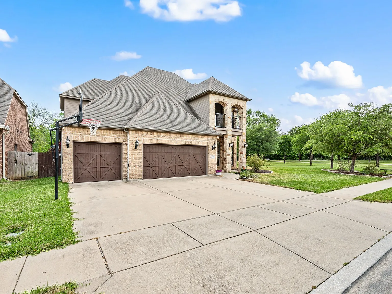 4 bed, 2.5 bath, 3115 sqft, $3,700 — Photo 2