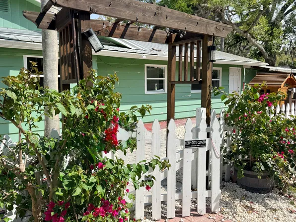 2304 Arlington St, Sarasota, FL 34239