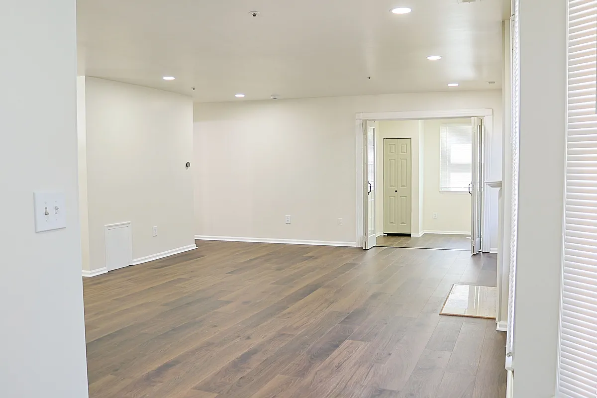 Building Photo - 735 Chanticleer