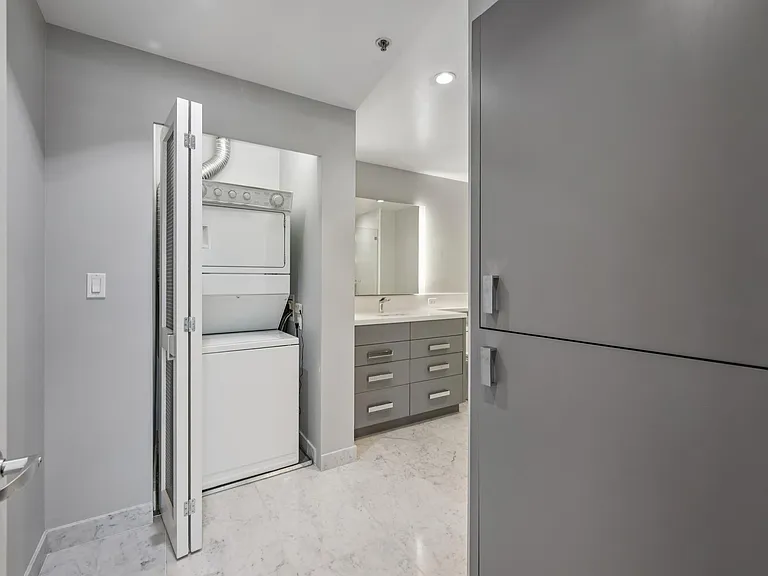 260 King St #1011 — Photo 15