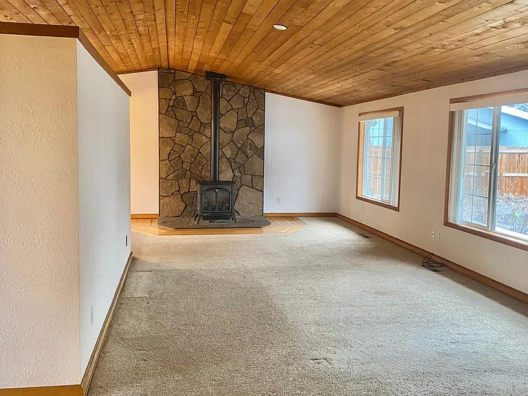 2816 NE Lapoint Ct — Photo 4