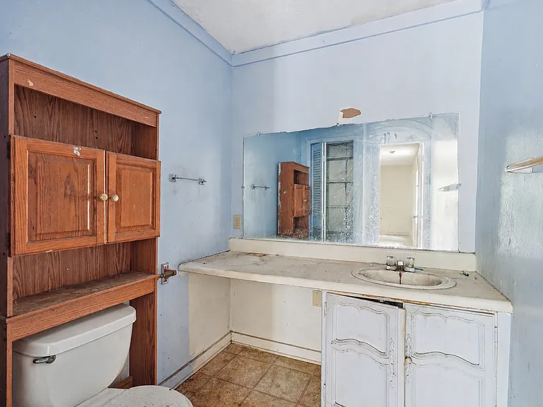 615 Macon St — Photo 4