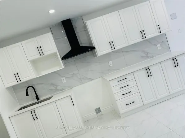 26 Scarletwood St, Hamilton, ON L8J 0K8