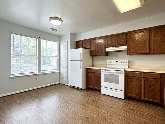 4th image of 209 Kings Crest Dr