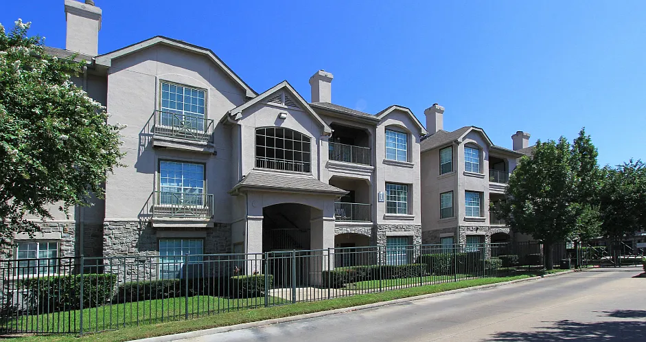 Village on the Parkway Apartments — Photo 4