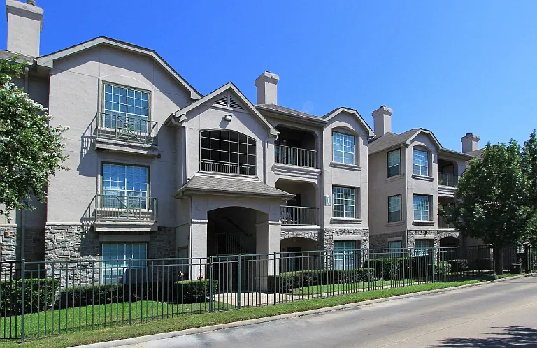 Village on the Parkway Apartments — Photo 4