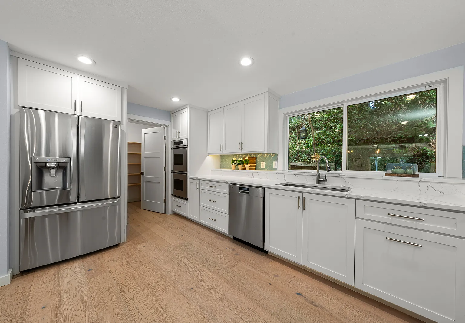 5 bed, 3520 sqft, $7,350 — Photo 4