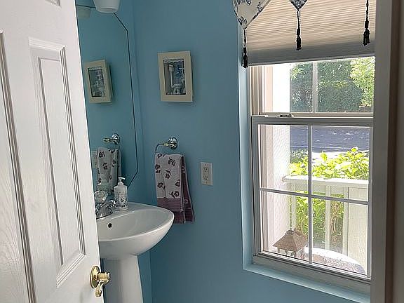 1/2 bath at foyer