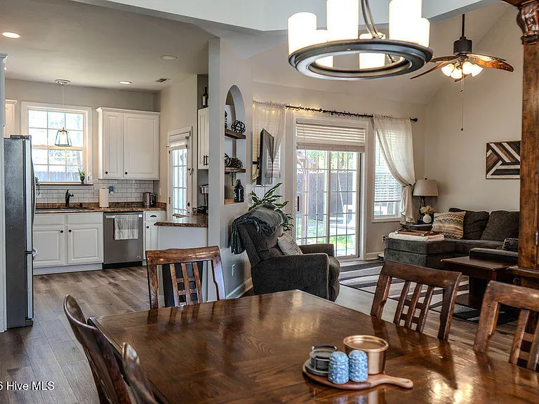 425 N Belvedere Dr — Photo 13