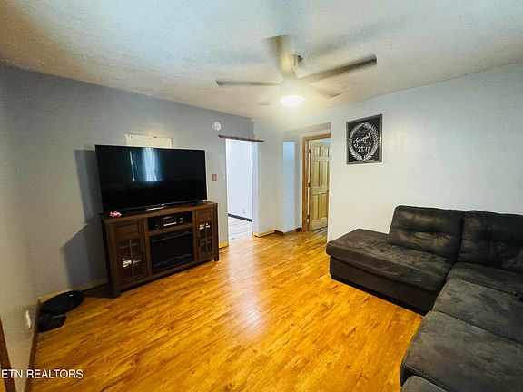 3rd image of 812 Andys Ridge Rd