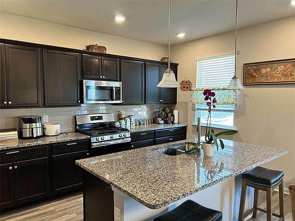 4th image of 372 Layfield Dr
