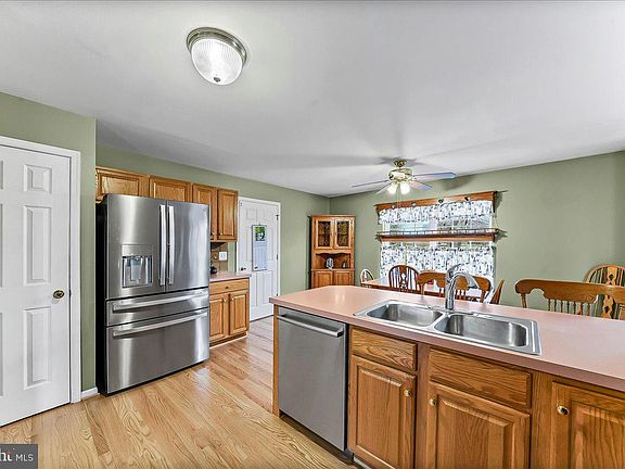 3rd image of 833 Slate Hill Dr