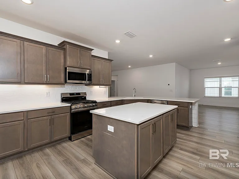 231 Bronze St — Photo 4