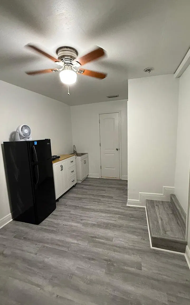 1 bed, 100 sqft, $1,000 — Photo 4