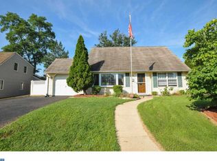 7 Pumpkin Hill Rd, Levittown, PA 19056