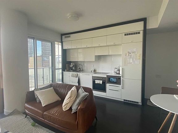 4th image of 15 Grenville St #1410