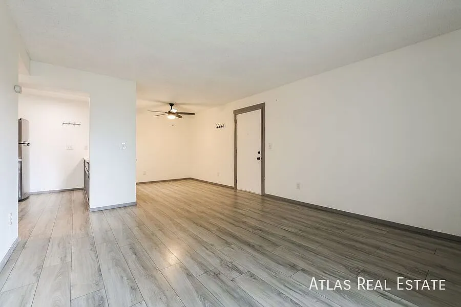 Spacious Updated 1 bedroom, 1bathroom home in Lakewood! 1 FREE Month Included — Photo 4