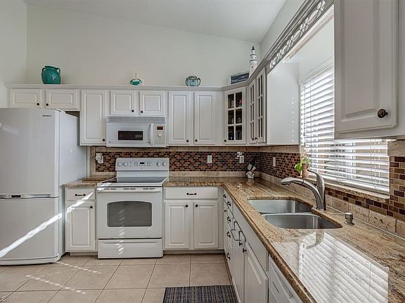 3rd image of 15265 Cortona Way