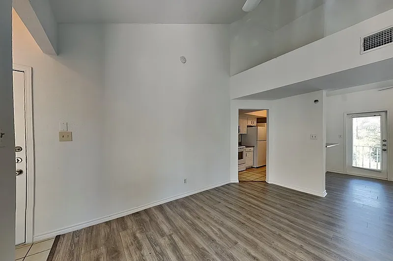 1 bed, 1.0 bath, 762 sqft, $1,295 — Photo 4