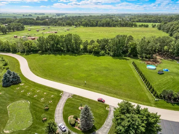 11217 Hill Crest Ln, Marengo, IL 60152