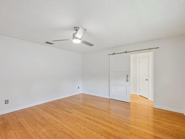 2717 Charlesworth Dr — Photo 24