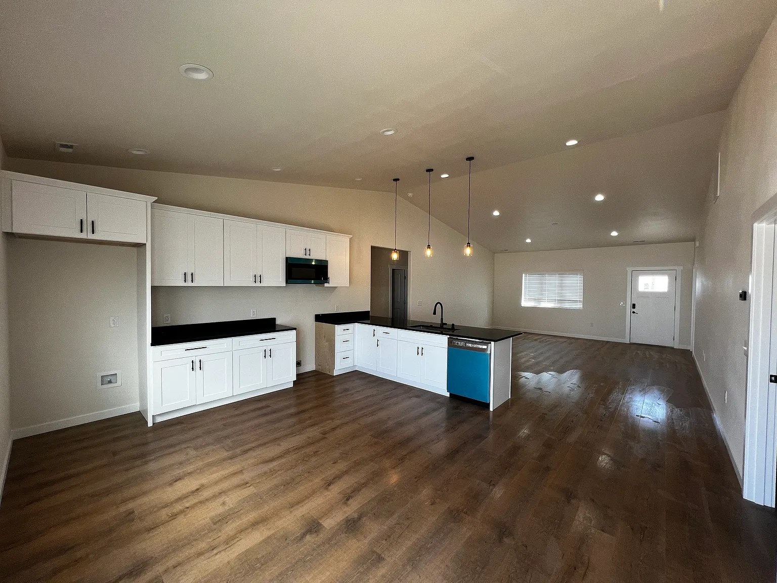 2 bed, 1360 sqft, $1,950 — Photo 2