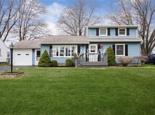 693 Harvest Dr, Rochester, NY 14626