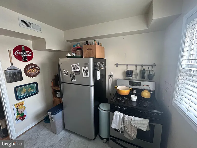 726 N Oakland St — Photo 7