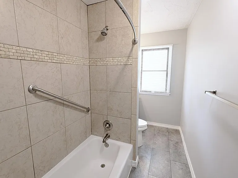 1025 Kent St — Photo 4