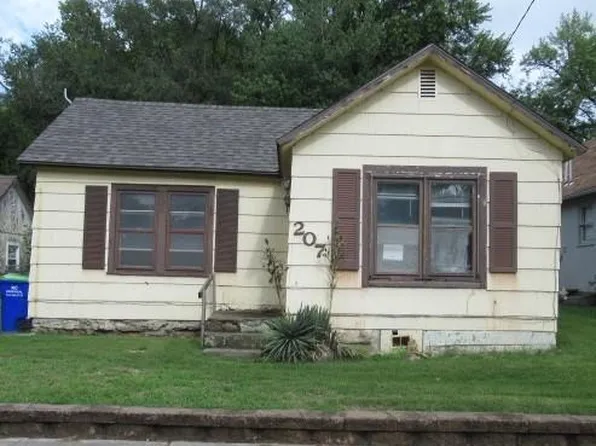 207 N 4th St, Edwardsville, KS 66111