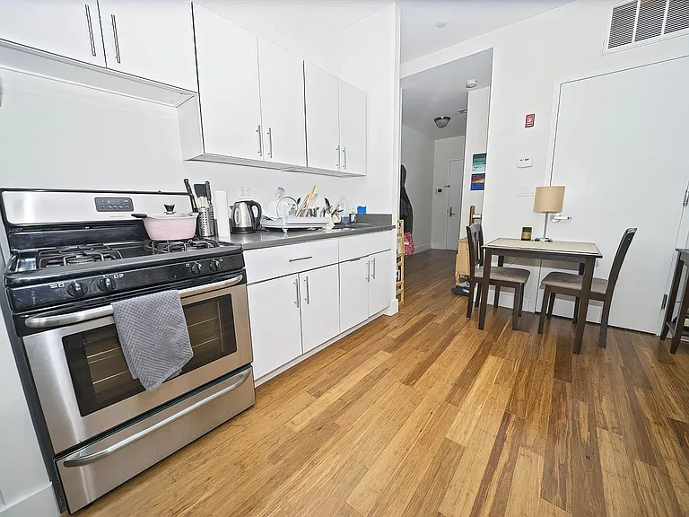 1024 Gates Ave #4I — Photo 4