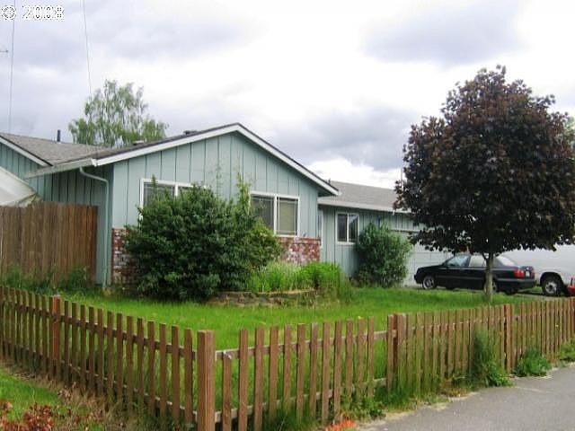 Charming little fixer in great neighborhood