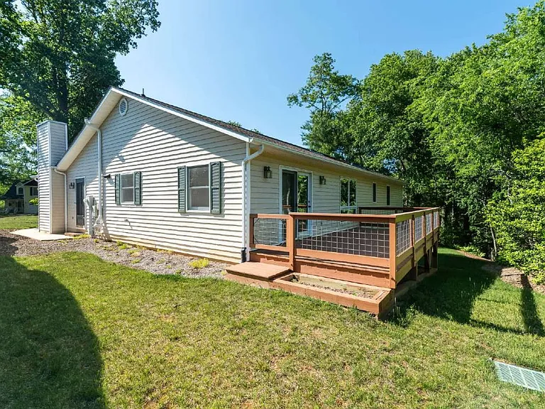 105 Goldfinch Ln — Photo 2