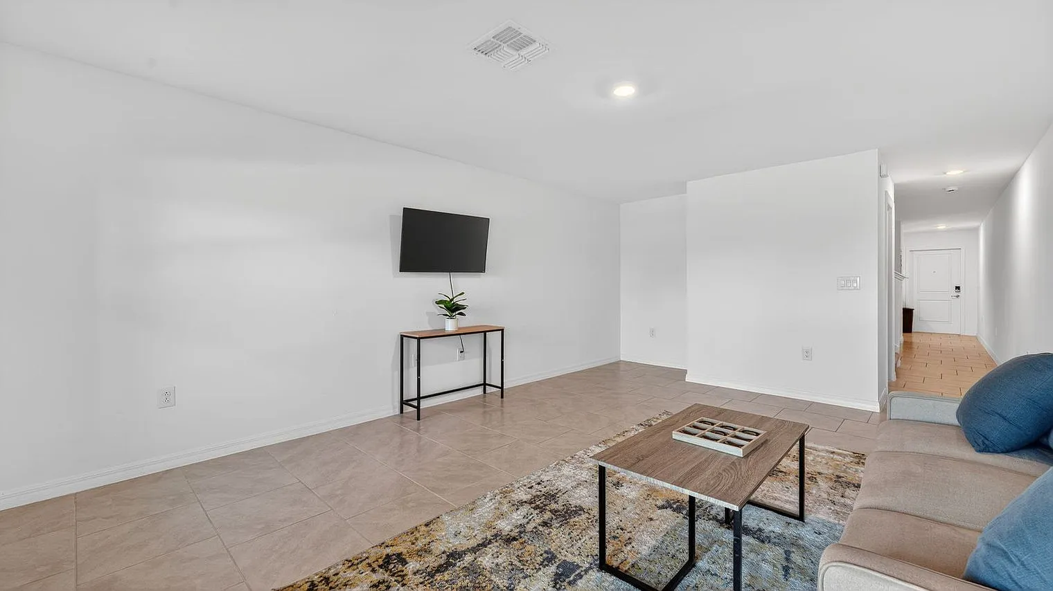 2 bed, 2.5 bath, 13906 sqft, $2,074 — Photo 3