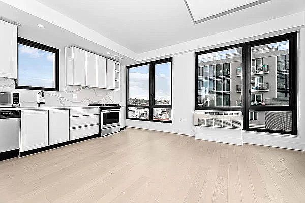 1st image of 557 4th Ave #919
