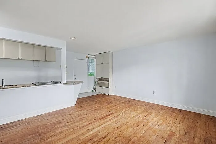 1301 S Howard Ave — Photo 4