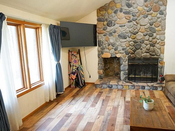 5th image of 105 PRAIRIE STREET