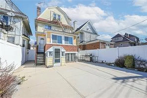 Sold by Remax Real Estate Professionals | media 4