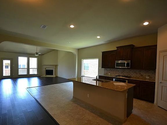 5th image of 5901 Longmont Dr