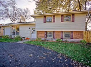 2013 Old Elm Rd, Lindenhurst, IL 60046
