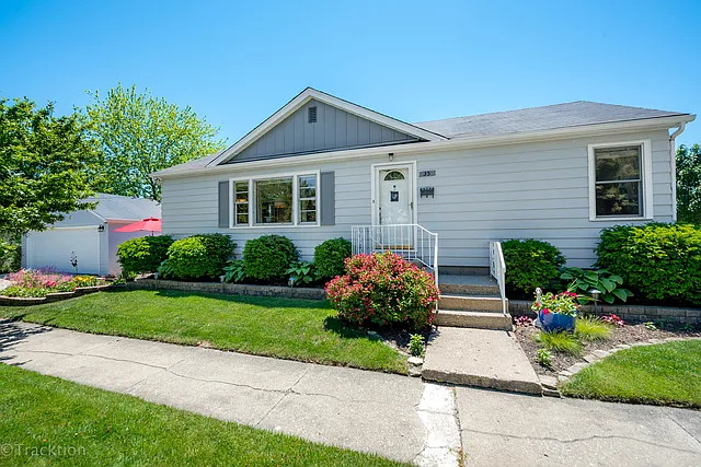 35 E Oak St photo 1