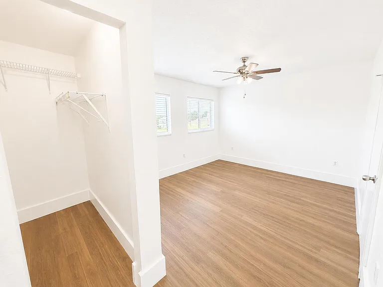 887 Crystal Lake Dr — Photo 15