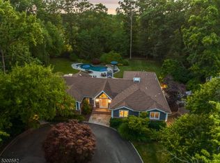 19 Nottingham Rd, Livingston, NJ 07039