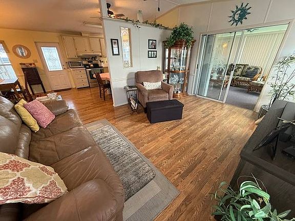 3rd image of 1415 Main St #419