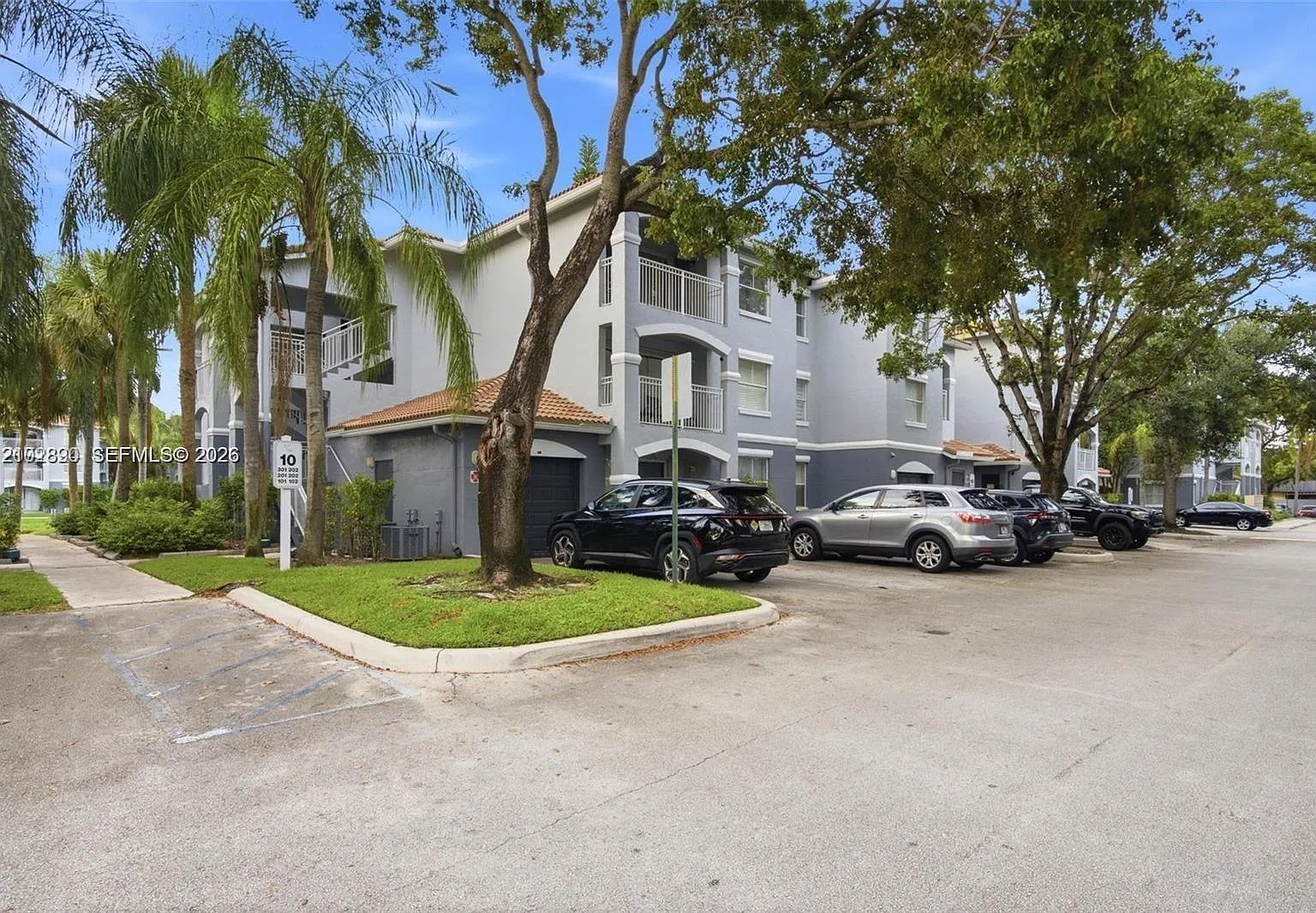 La Via Condo — Photo 1