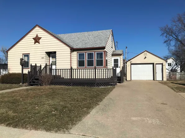 404 E Spring St, New Hampton, IA 50659