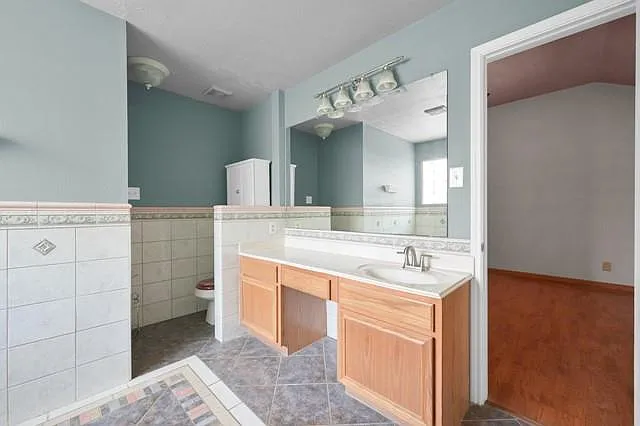 6715 Dillon Dr — Photo 17